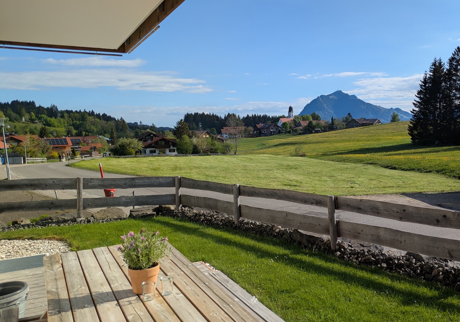 Terrasse mit kleinem Garten und Blick Richtung Grünten