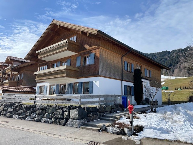 Außenansicht des Hauses mit Holzfassade
